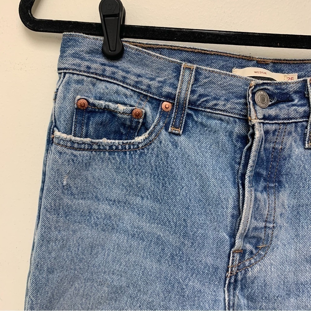 Levi’s Distressed Wedgie Jeans - Picture 3 of 13